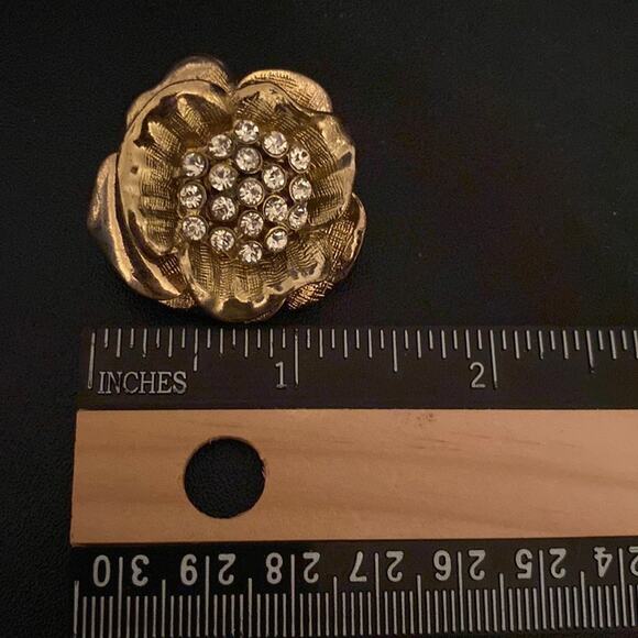 Vintage Large Textured Gold Tone Flower Rhinestone Earrings - Picture 4 of 12